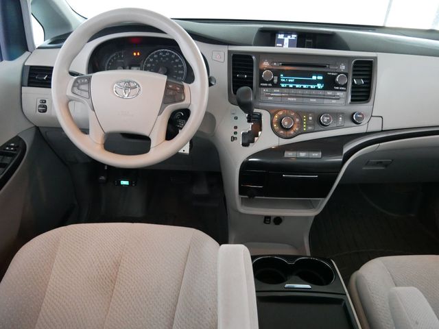 Thumbnail: 2011 Toyota Sienna - 10