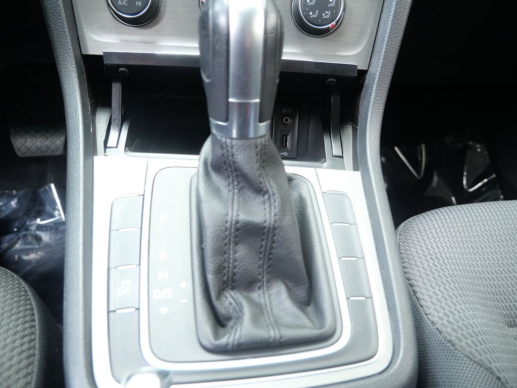 Thumbnail: 2017 Volkswagen Golf - 10