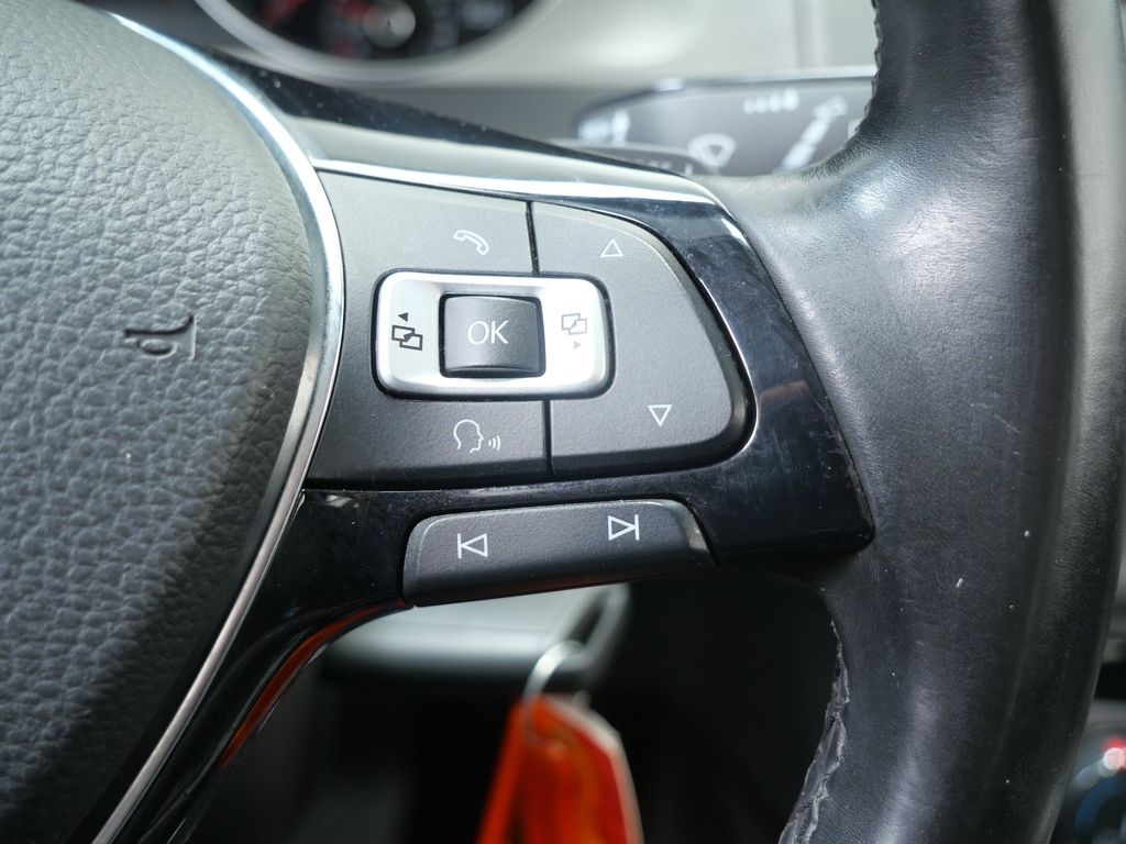 Thumbnail: 2017 Volkswagen Golf - 20