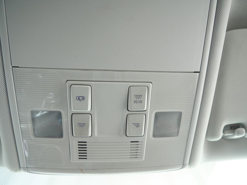 Thumbnail: 2017 Volkswagen Golf - 25