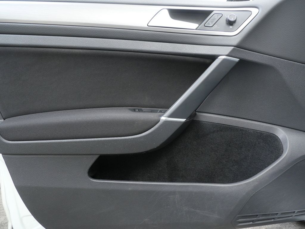 Thumbnail: 2017 Volkswagen Golf - 14