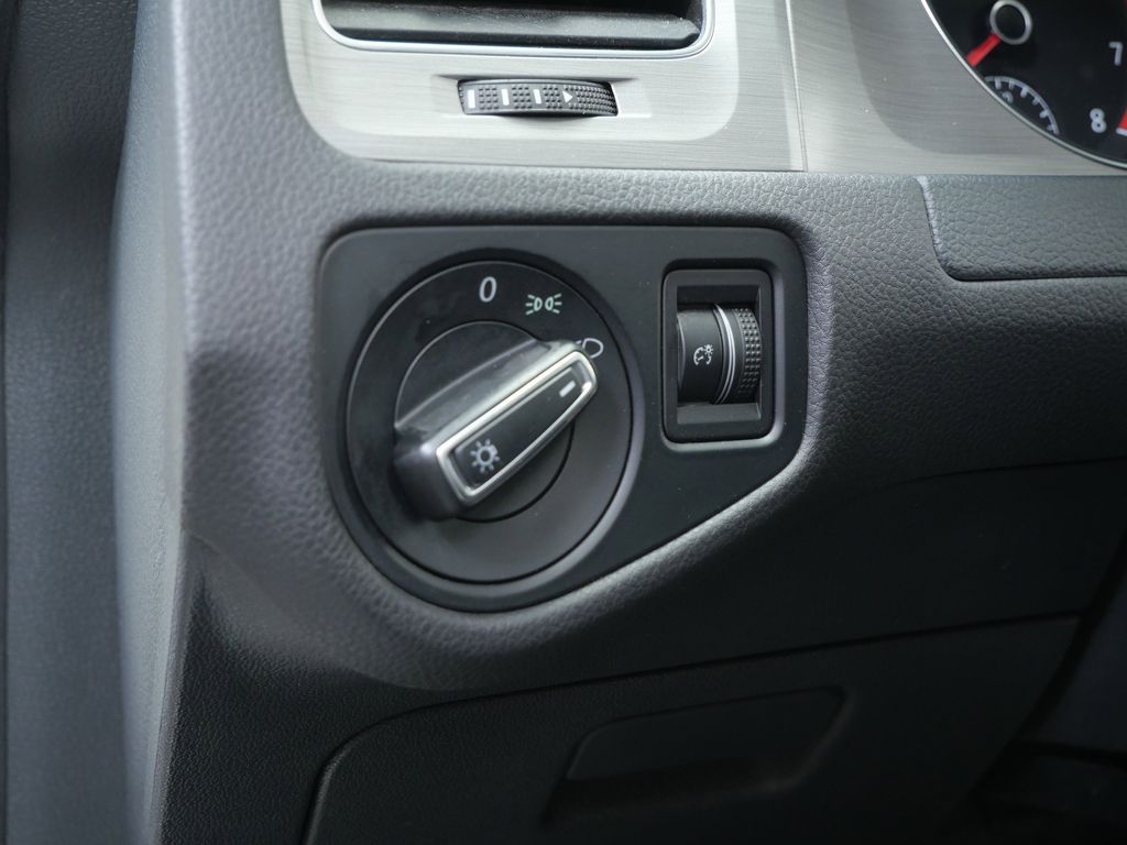 Thumbnail: 2017 Volkswagen Golf - 17