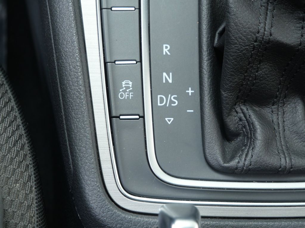 Thumbnail: 2017 Volkswagen Golf - 27