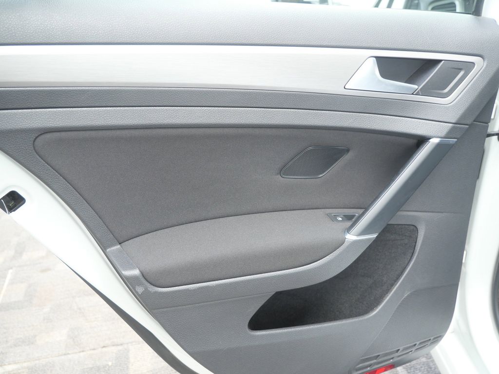 Thumbnail: 2017 Volkswagen Golf - 16