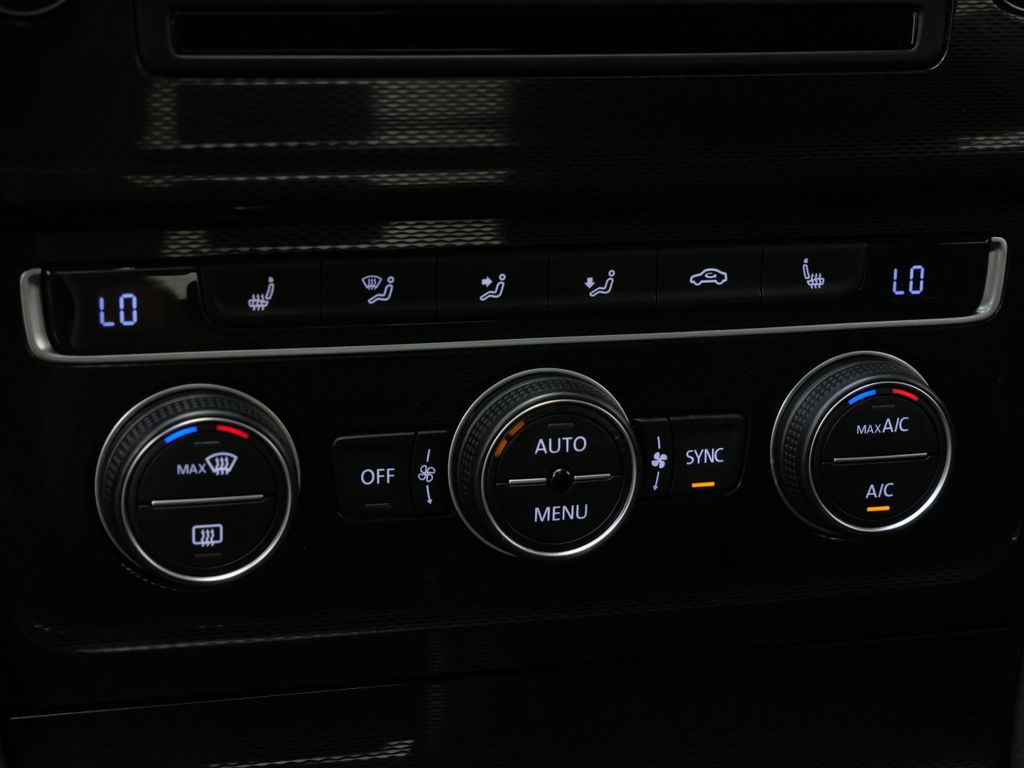 Thumbnail: 2015 Volkswagen Golf - 24