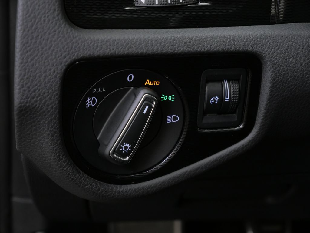 Thumbnail: 2015 Volkswagen Golf - 20