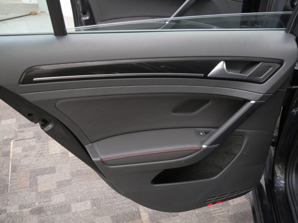 Thumbnail: 2015 Volkswagen Golf - 17