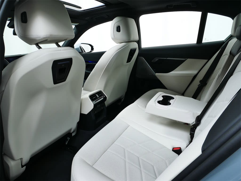Thumbnail: 2025 BMW i5 - 10