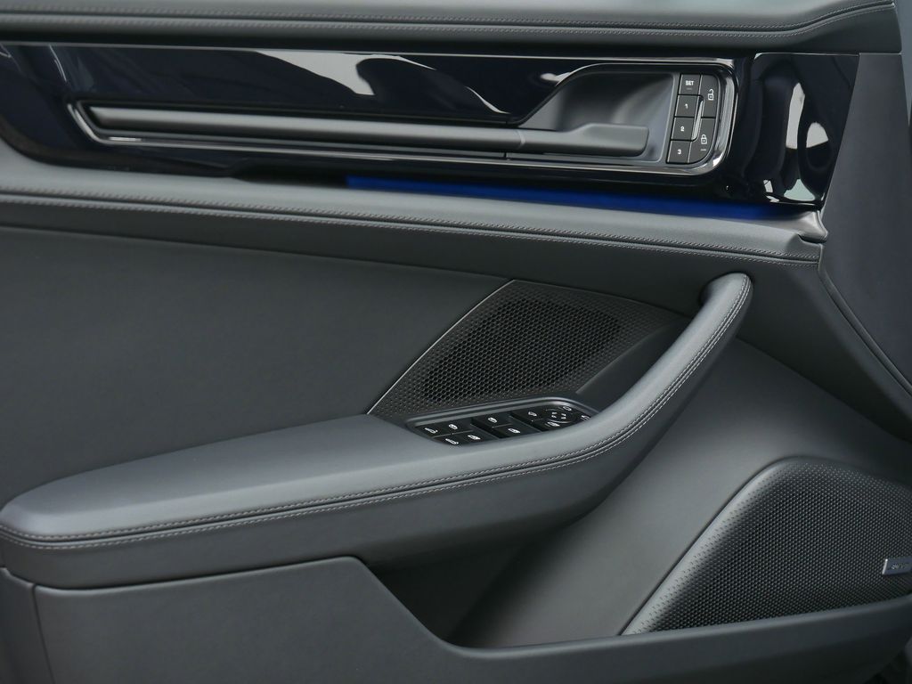 Thumbnail: 2026 Porsche Panamera - 16