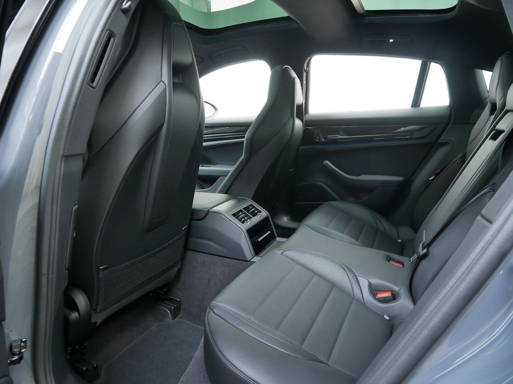 Thumbnail: 2026 Porsche Panamera - 9