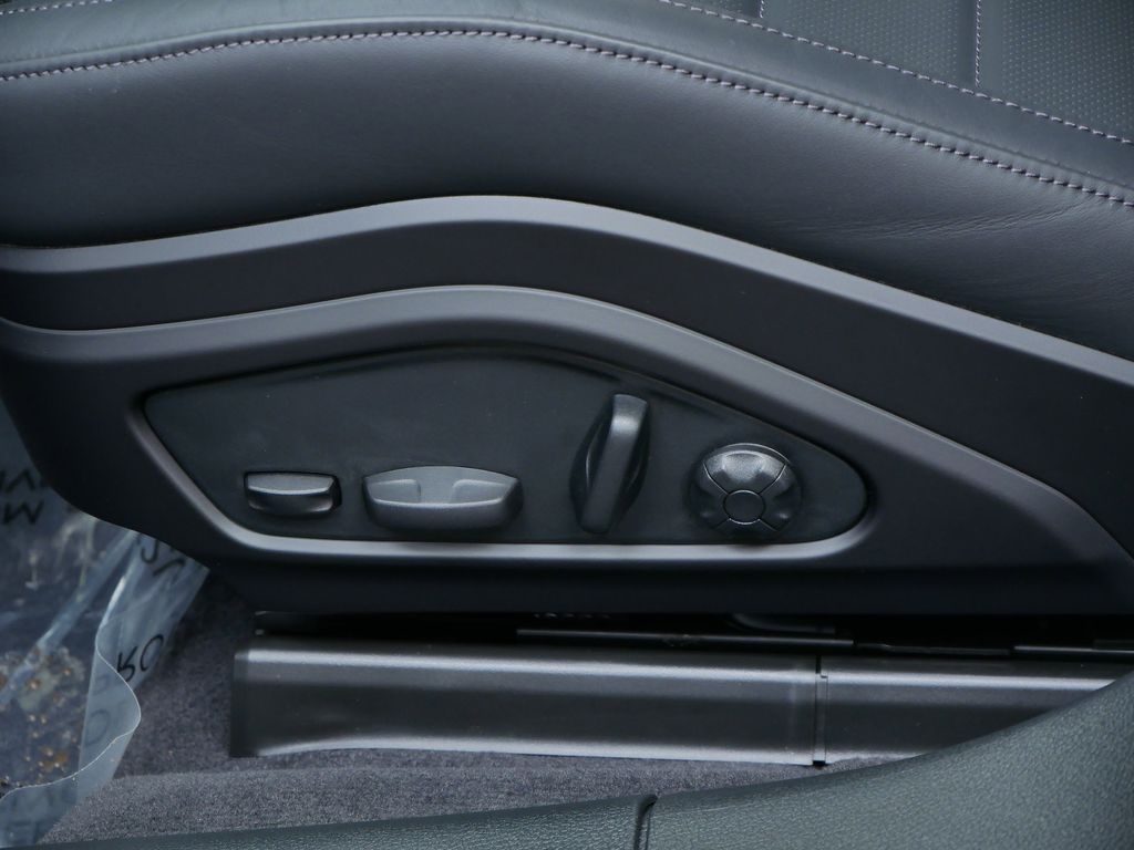 Thumbnail: 2026 Porsche Panamera - 17