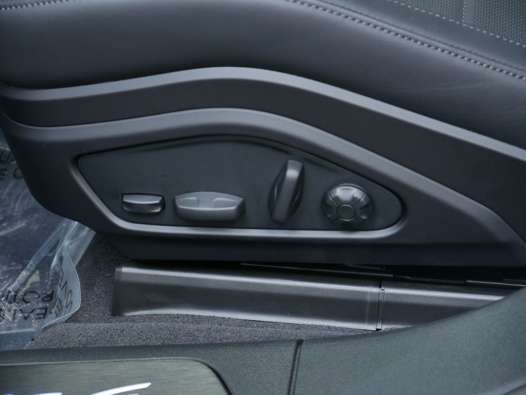 Thumbnail: 2026 Porsche Panamera - 17