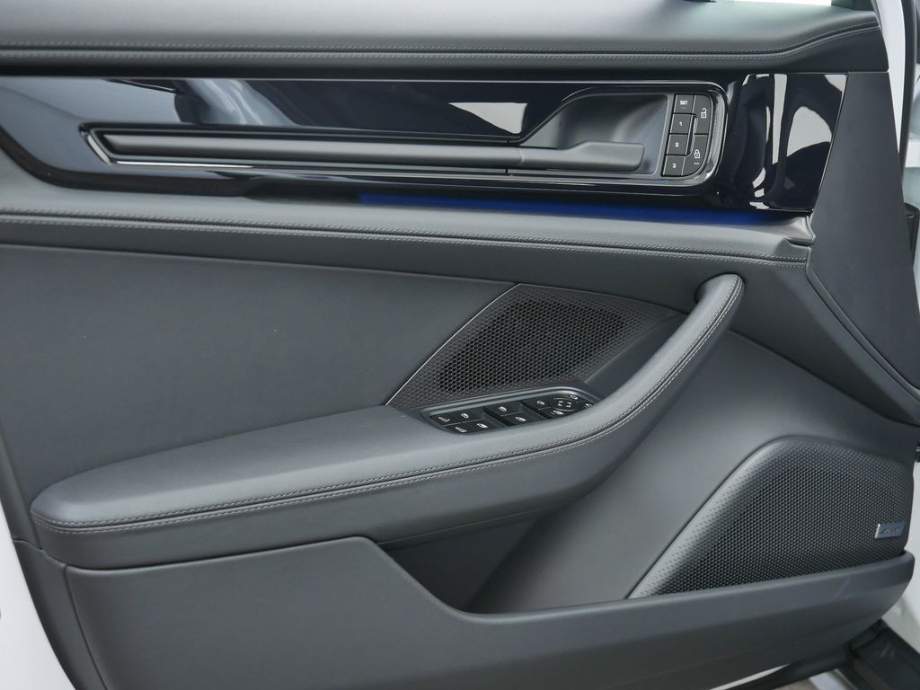 Thumbnail: 2026 Porsche Panamera - 16