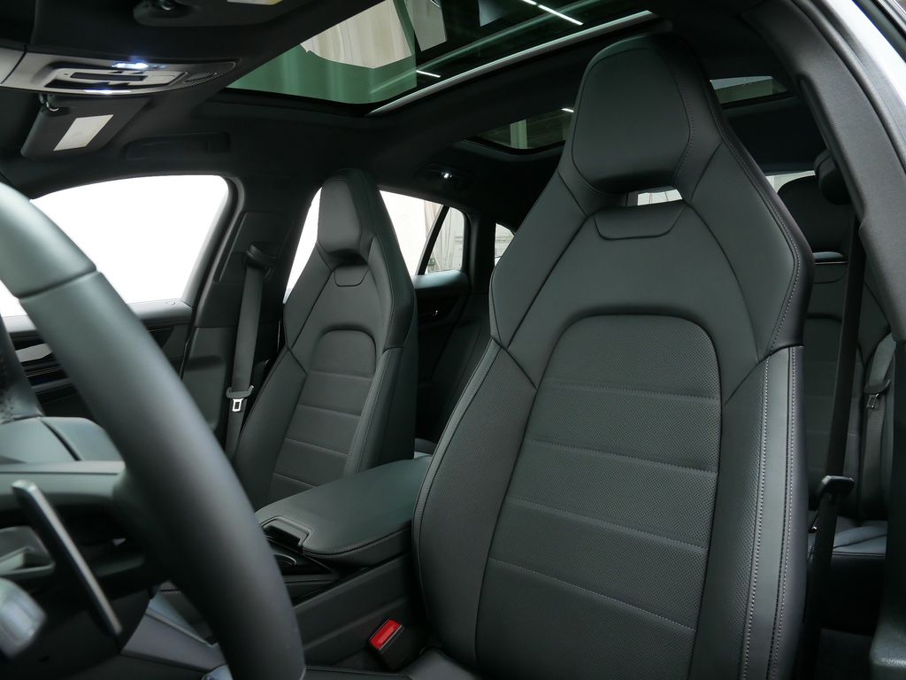 Thumbnail: 2026 Porsche Panamera - 9