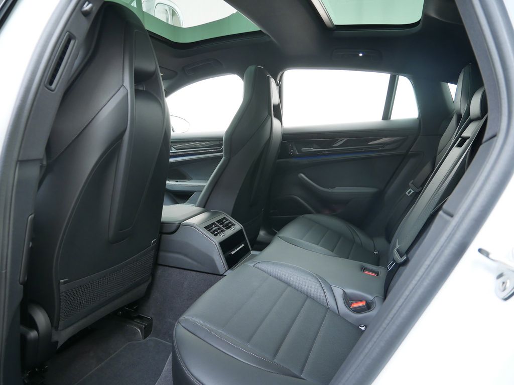 Thumbnail: 2026 Porsche Panamera - 10