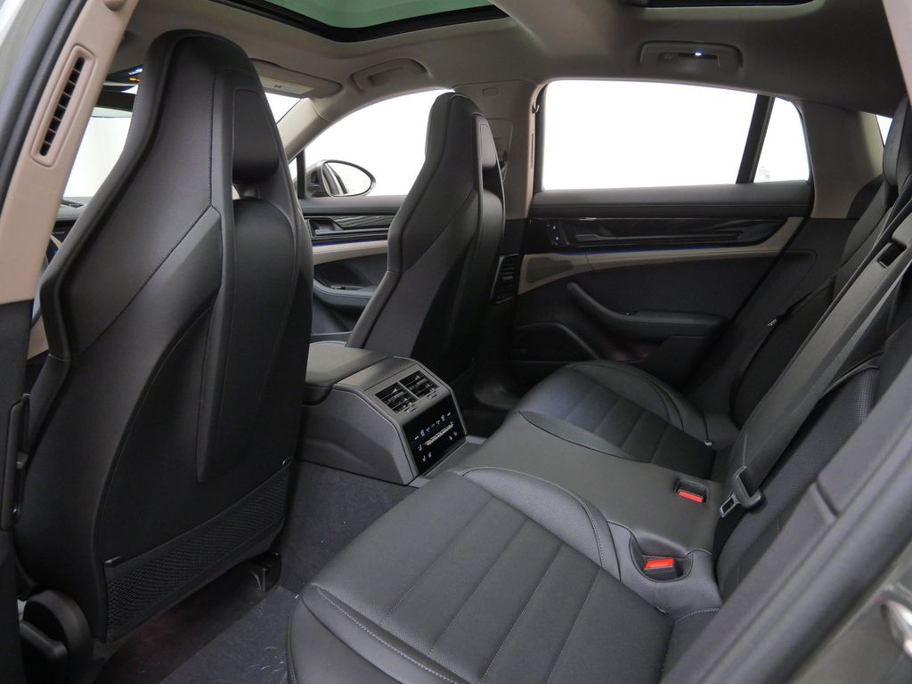 Thumbnail: 2026 Porsche Panamera - 8
