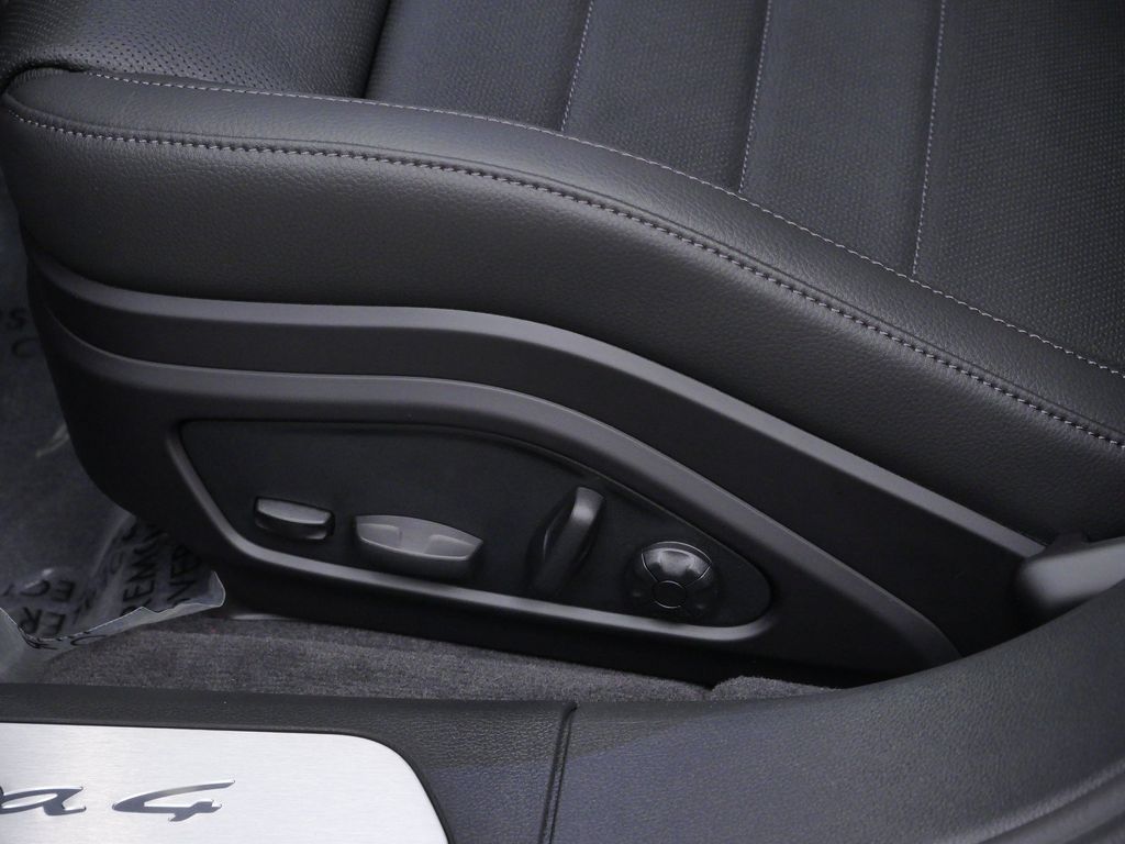 Thumbnail: 2026 Porsche Panamera - 17