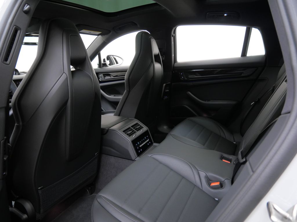 Thumbnail: 2026 Porsche Panamera - 8
