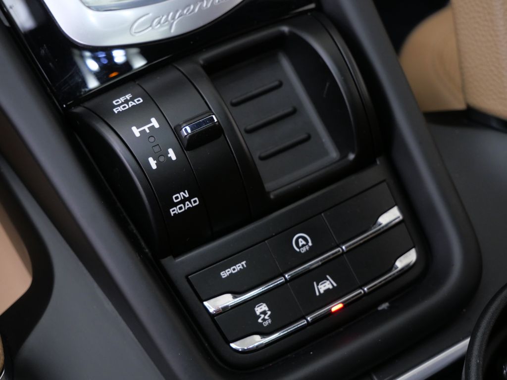 Thumbnail: 2016 Porsche Cayenne - 25