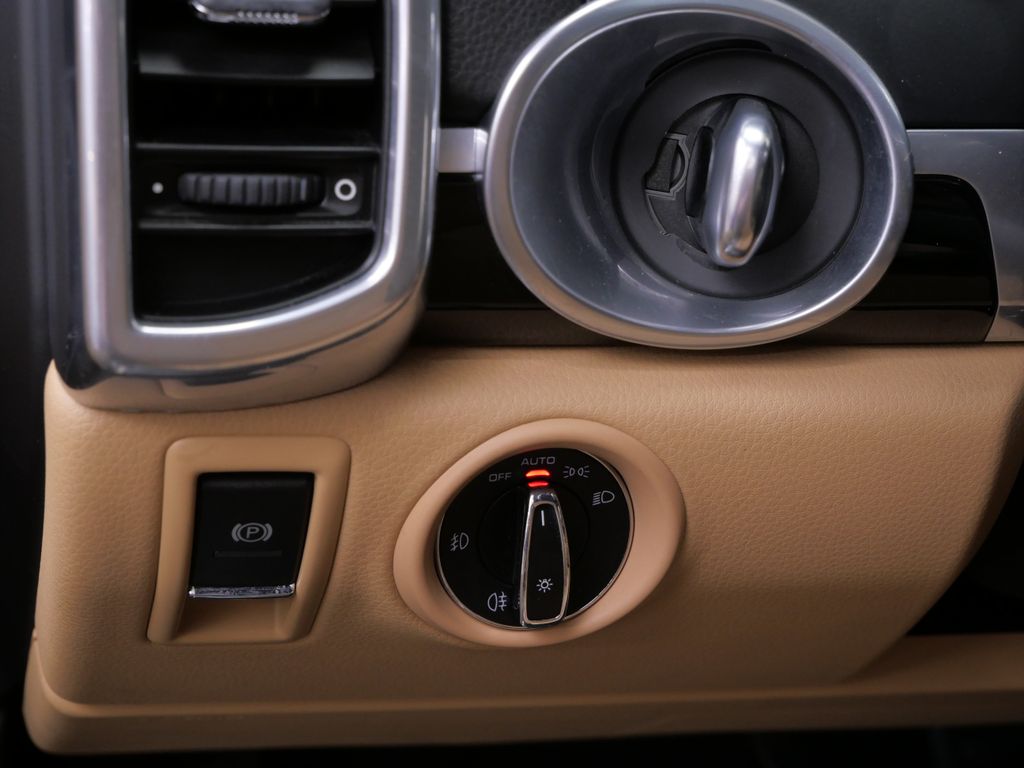 Thumbnail: 2016 Porsche Cayenne - 19