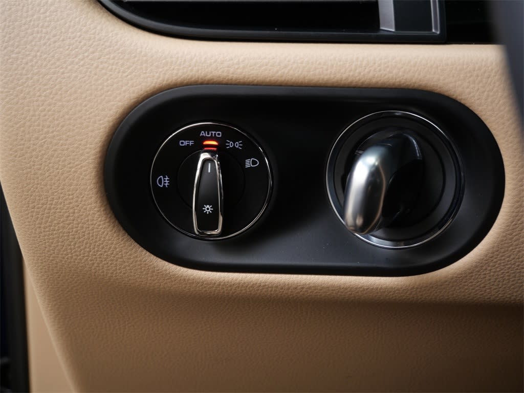 Thumbnail: 2025 Porsche Macan - 21