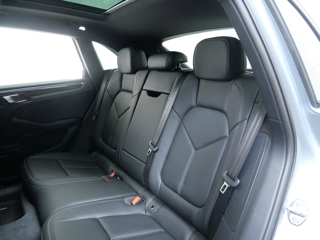 Thumbnail: 2025 Porsche Macan - 9