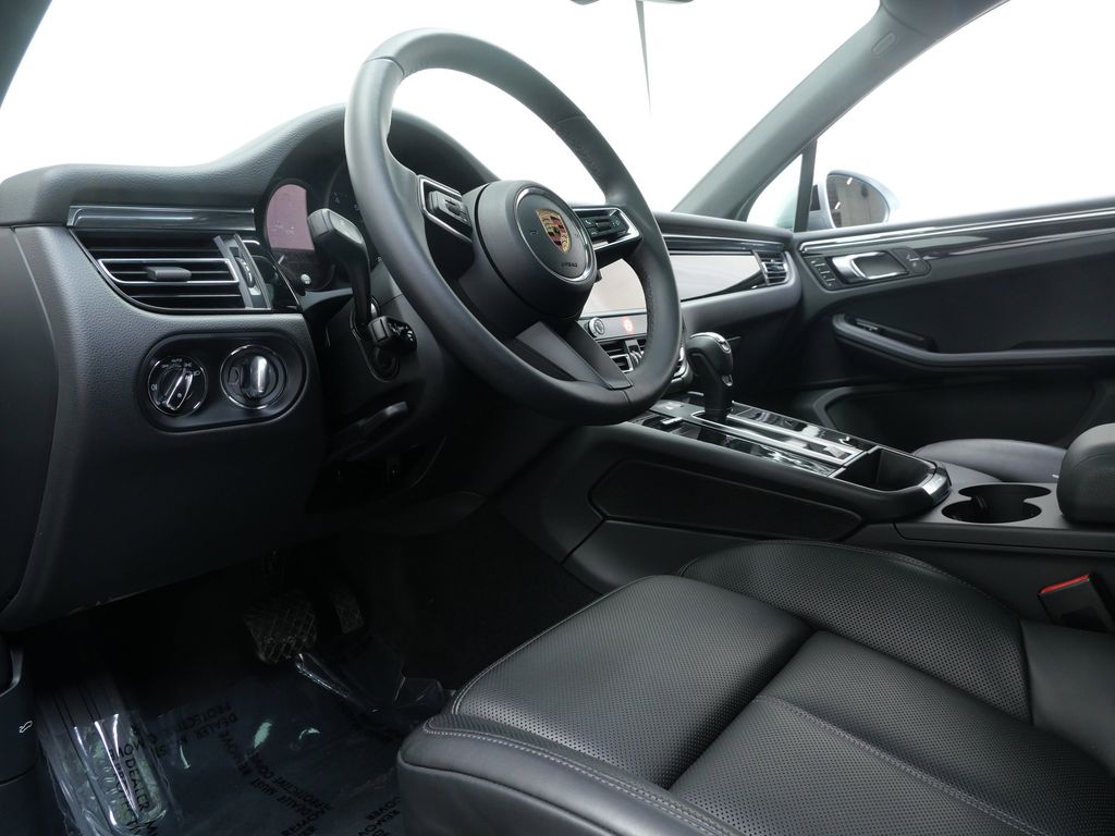 Thumbnail: 2025 Porsche Macan - 2