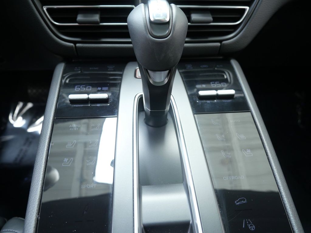 Thumbnail: 2025 Porsche Macan - 23