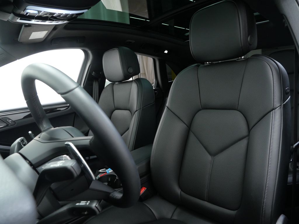 Thumbnail: 2025 Porsche Macan - 8