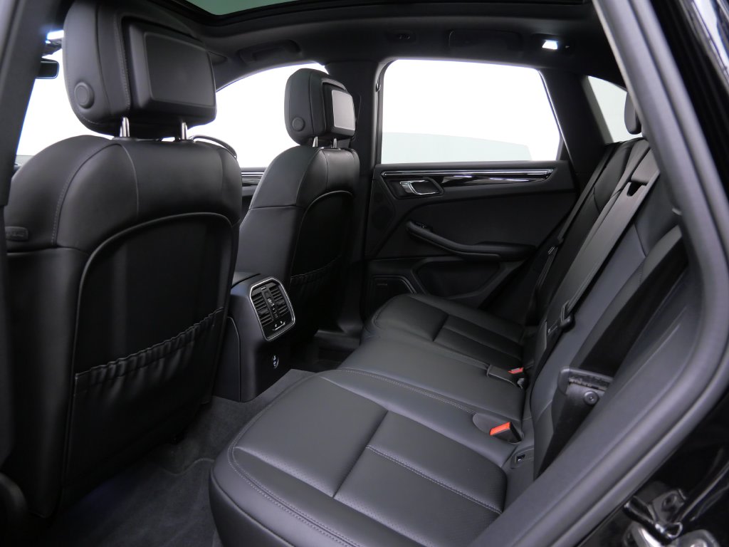 Thumbnail: 2026 Porsche Macan - 7