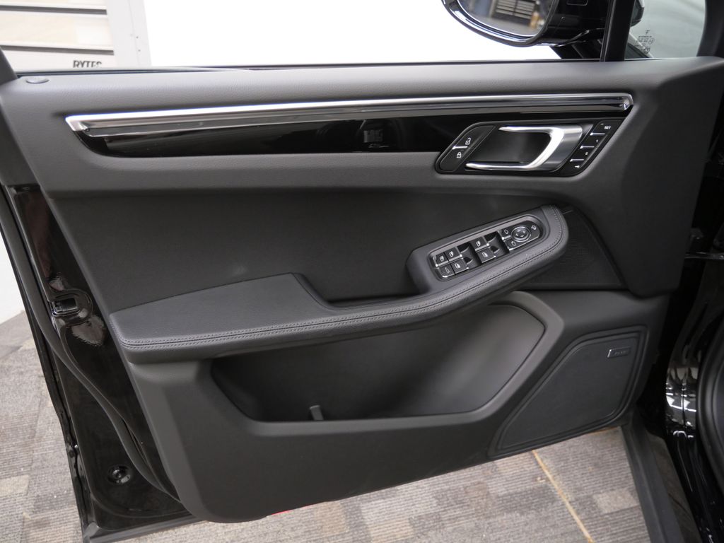 Thumbnail: 2026 Porsche Macan - 15