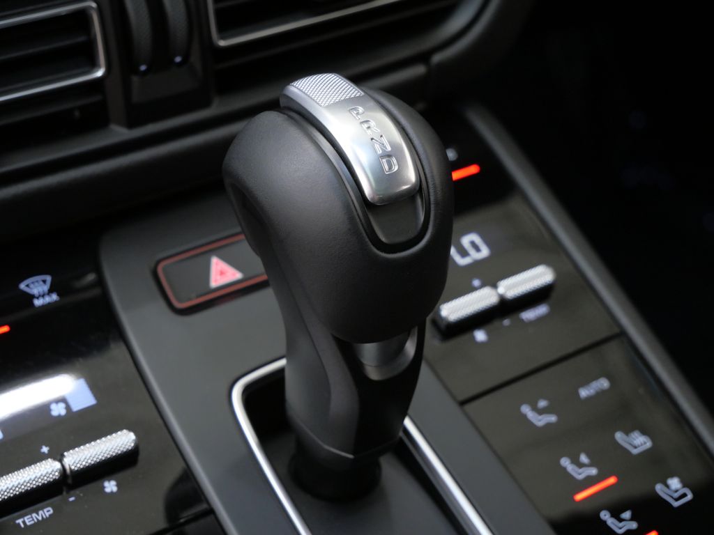 Thumbnail: 2026 Porsche Macan - 25