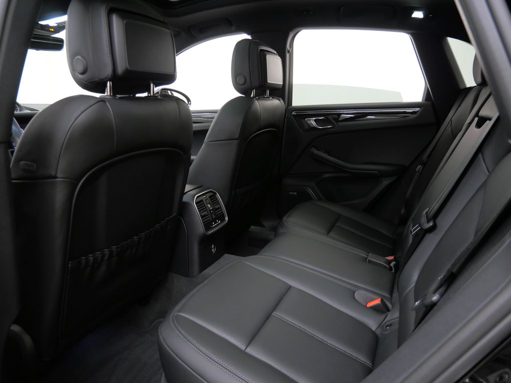 Thumbnail: 2026 Porsche Macan - 8