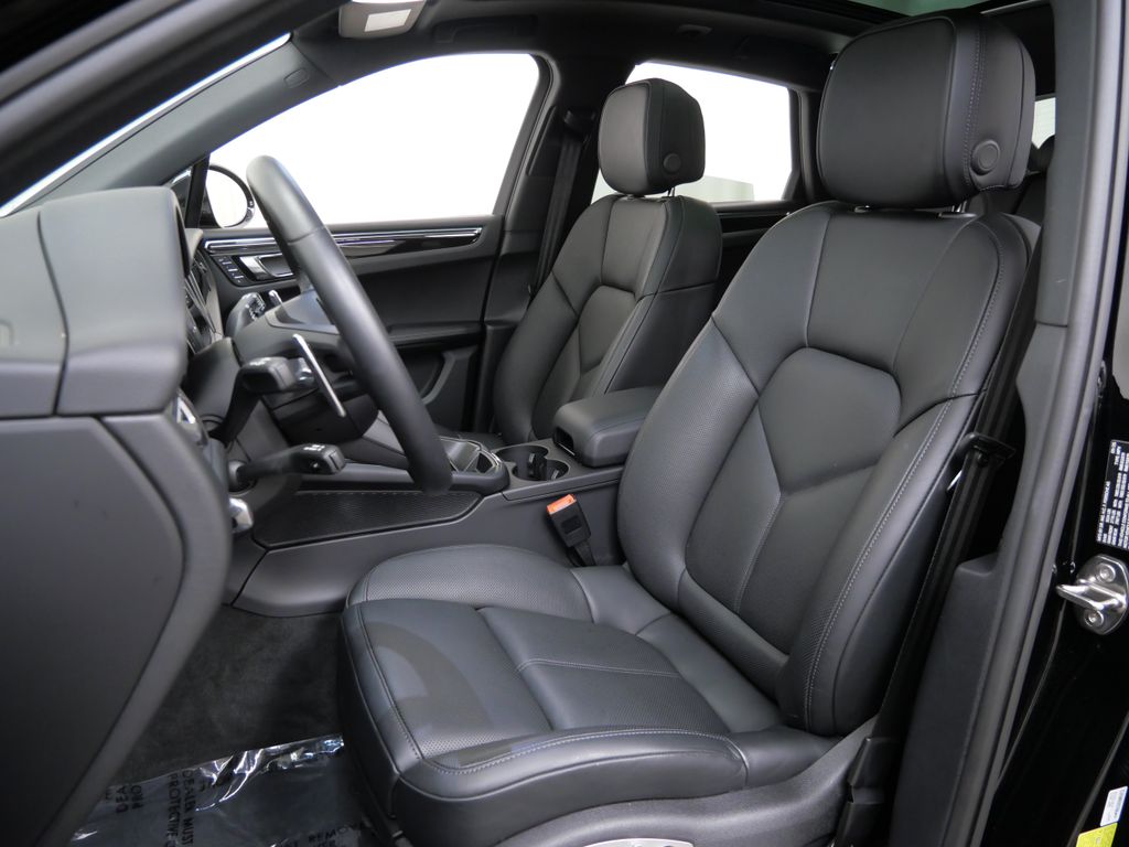 Thumbnail: 2026 Porsche Macan - 7