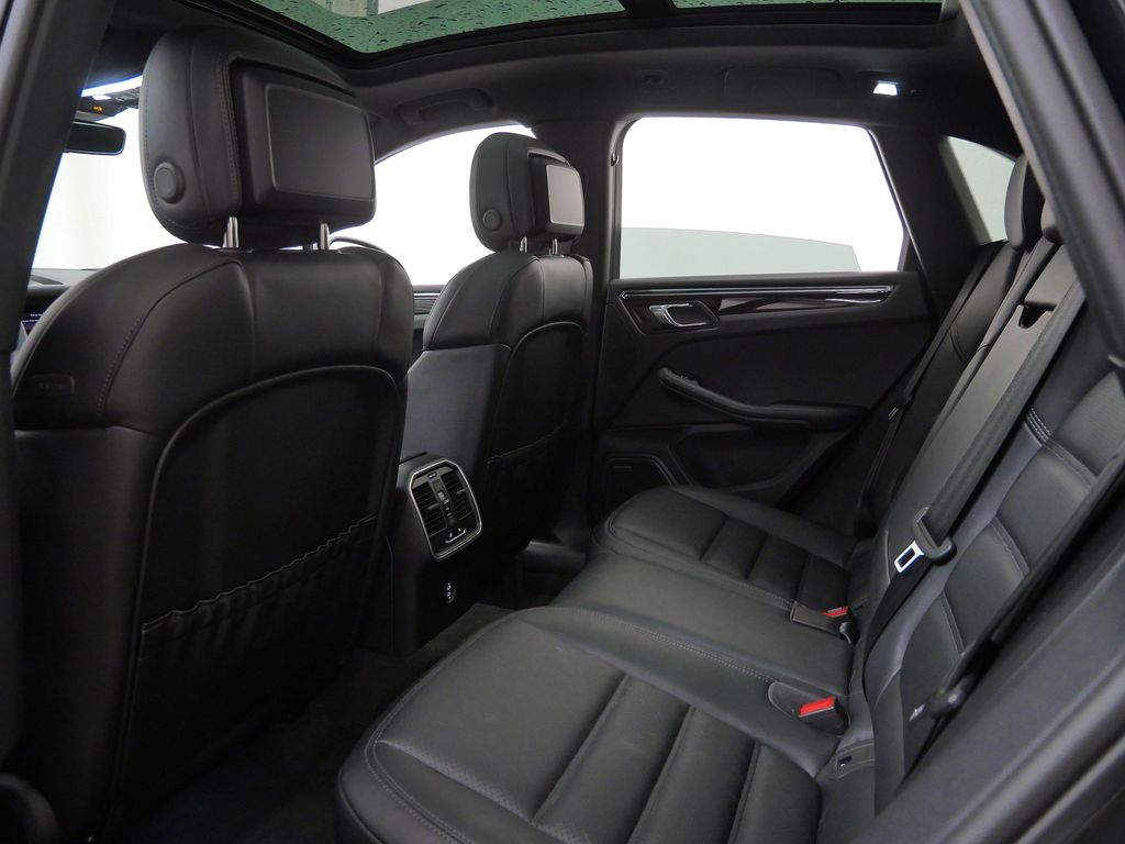 Thumbnail: 2026 Porsche Macan - 8