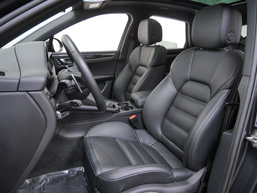 Thumbnail: 2026 Porsche Macan - 7