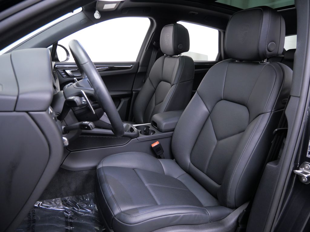 Thumbnail: 2026 Porsche Macan - 7