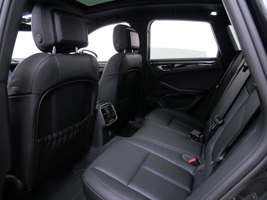 Thumbnail: 2026 Porsche Macan - 8