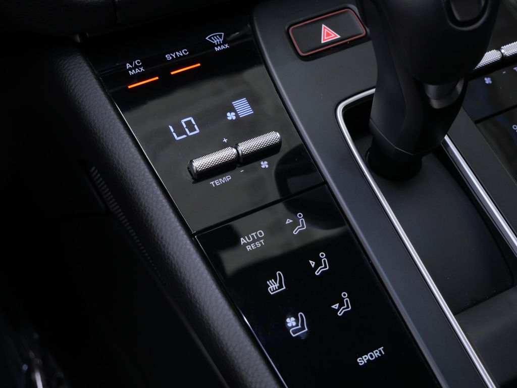Thumbnail: 2026 Porsche Macan - 10