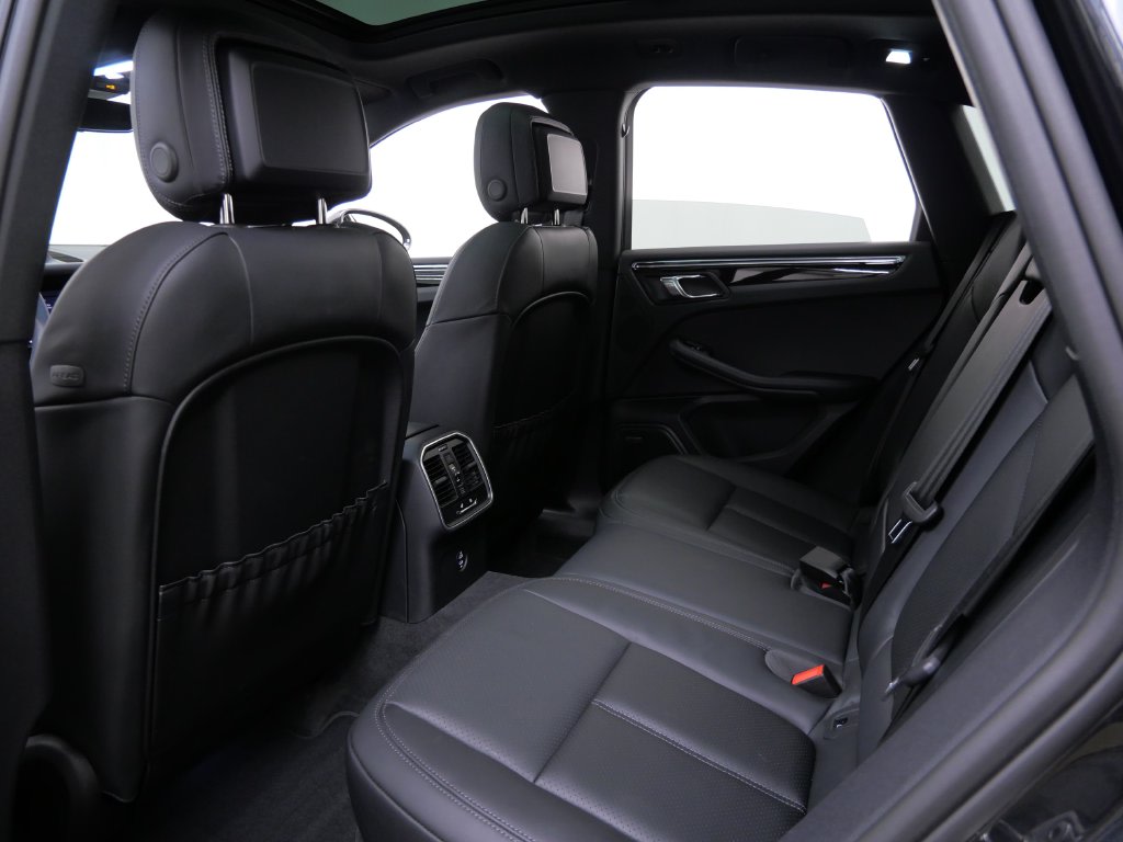 Thumbnail: 2026 Porsche Macan - 8