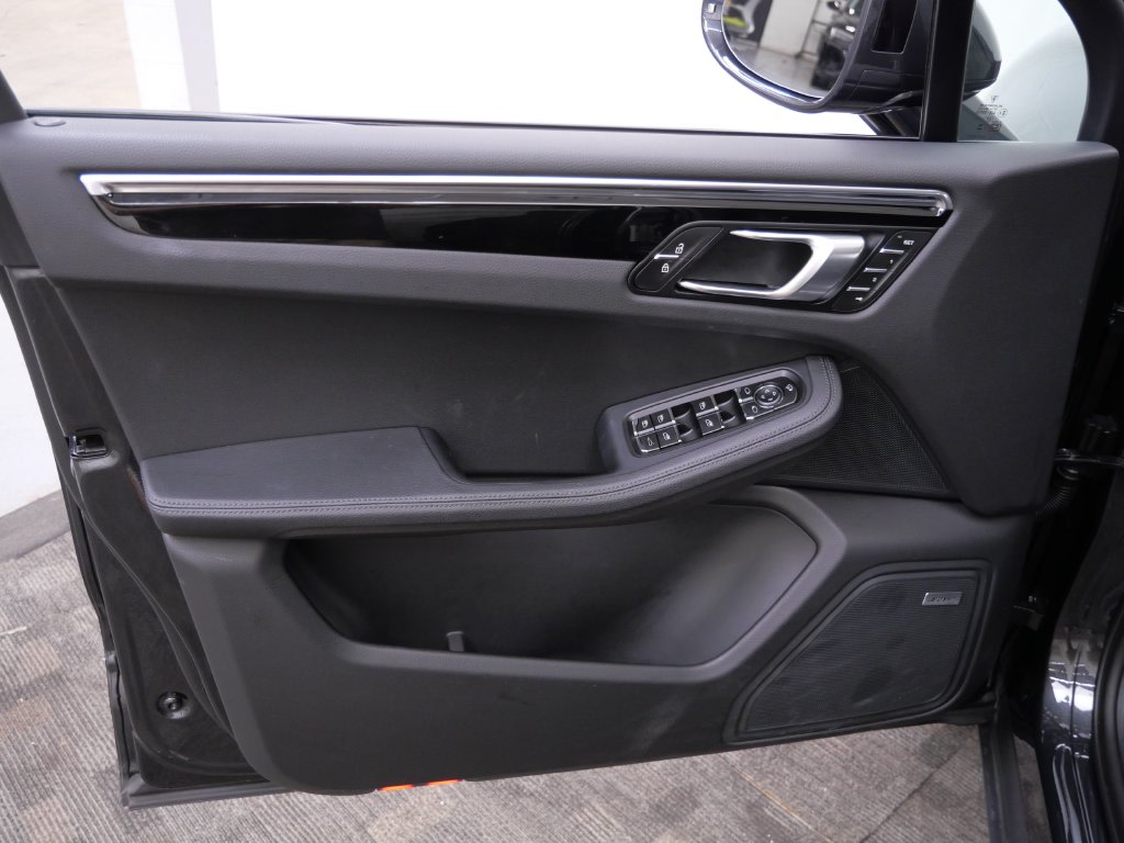 Thumbnail: 2026 Porsche Macan - 16