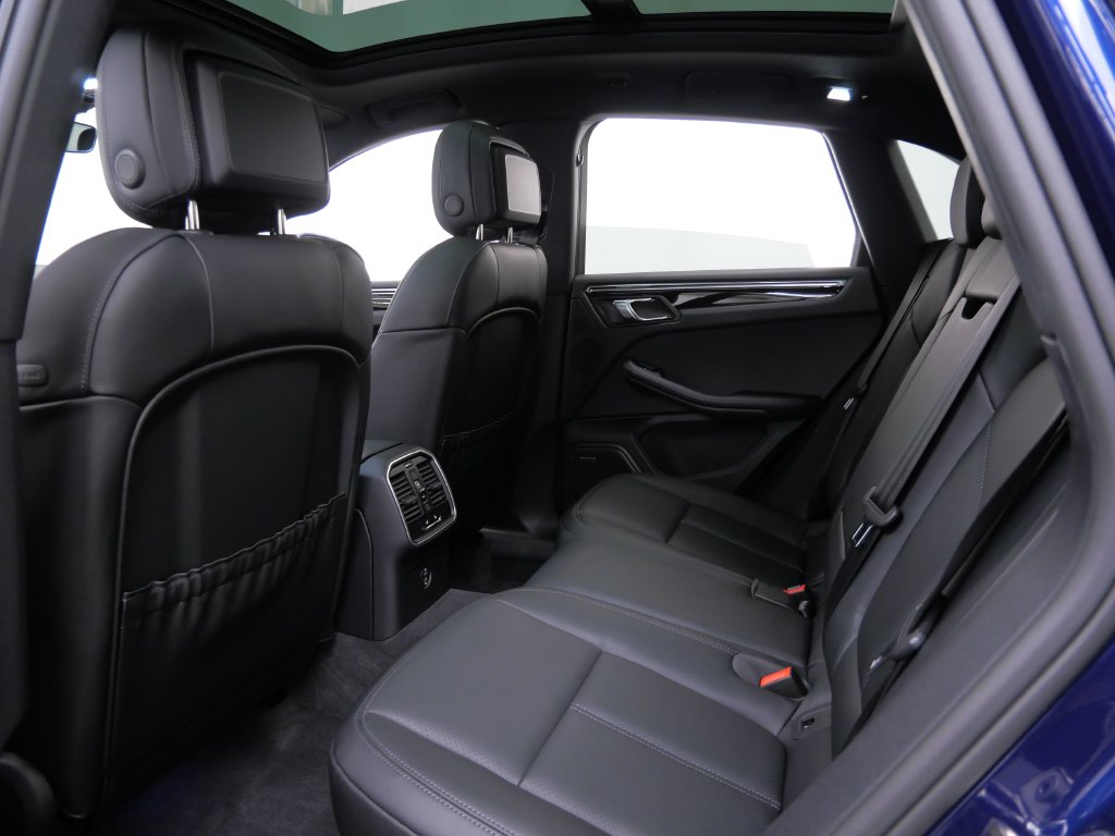 Thumbnail: 2026 Porsche Macan - 8