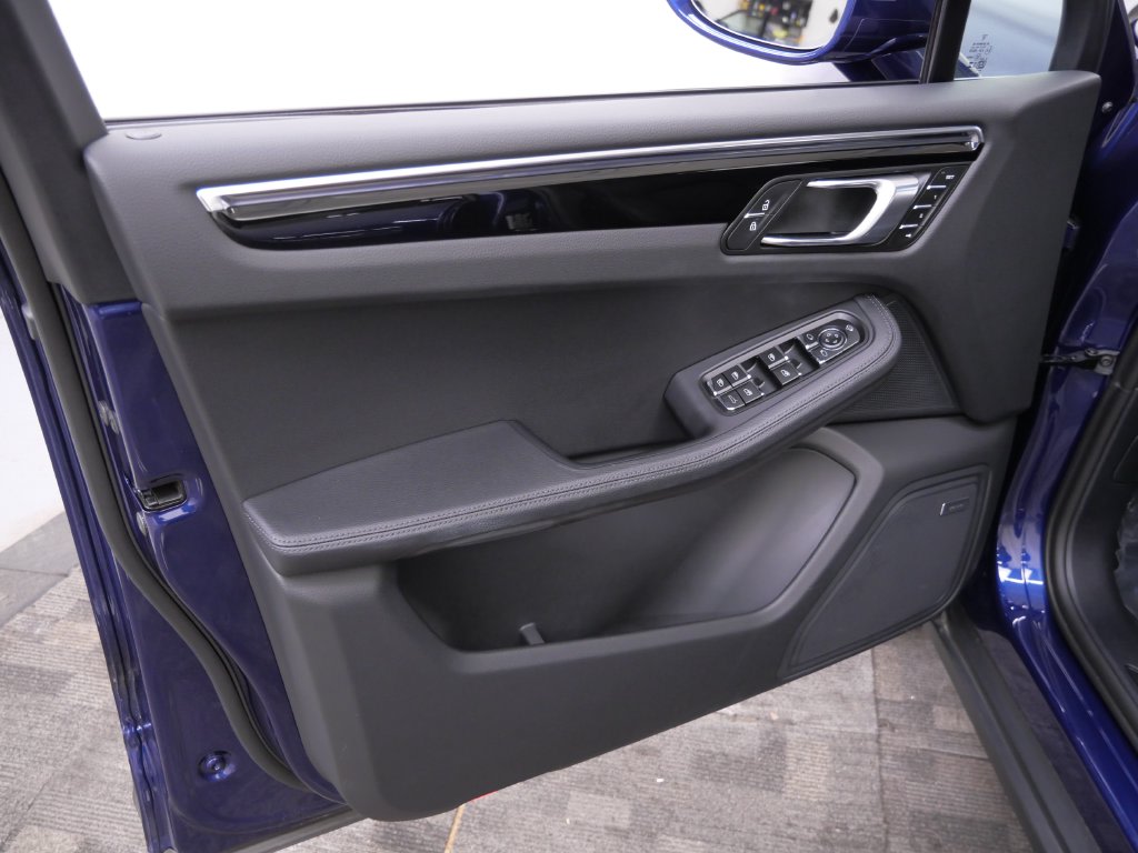 Thumbnail: 2026 Porsche Macan - 15