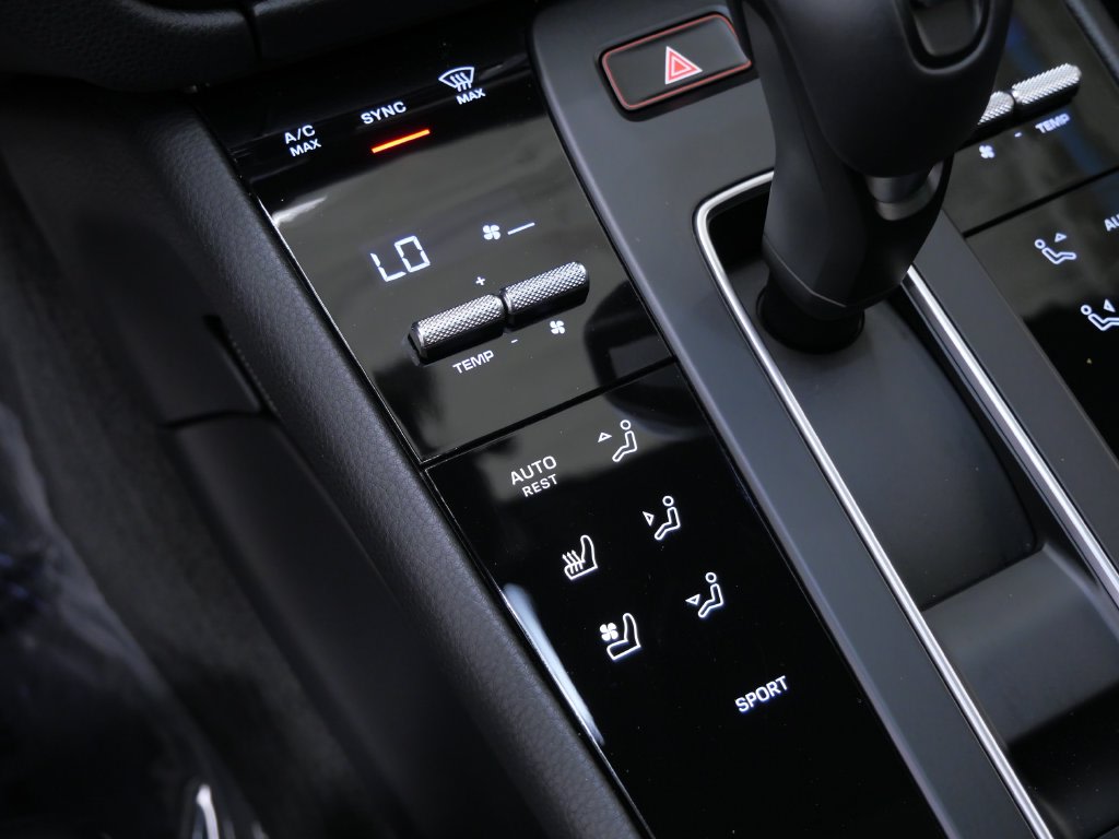 Thumbnail: 2026 Porsche Macan - 10