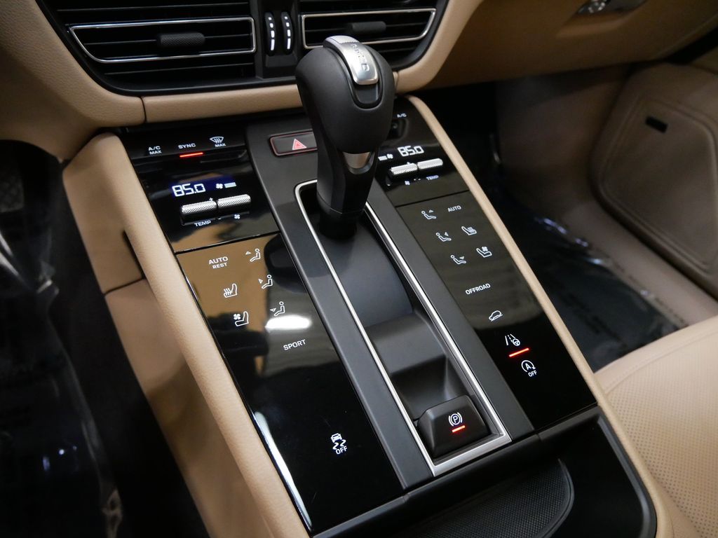 Thumbnail: 2026 Porsche Macan - 10
