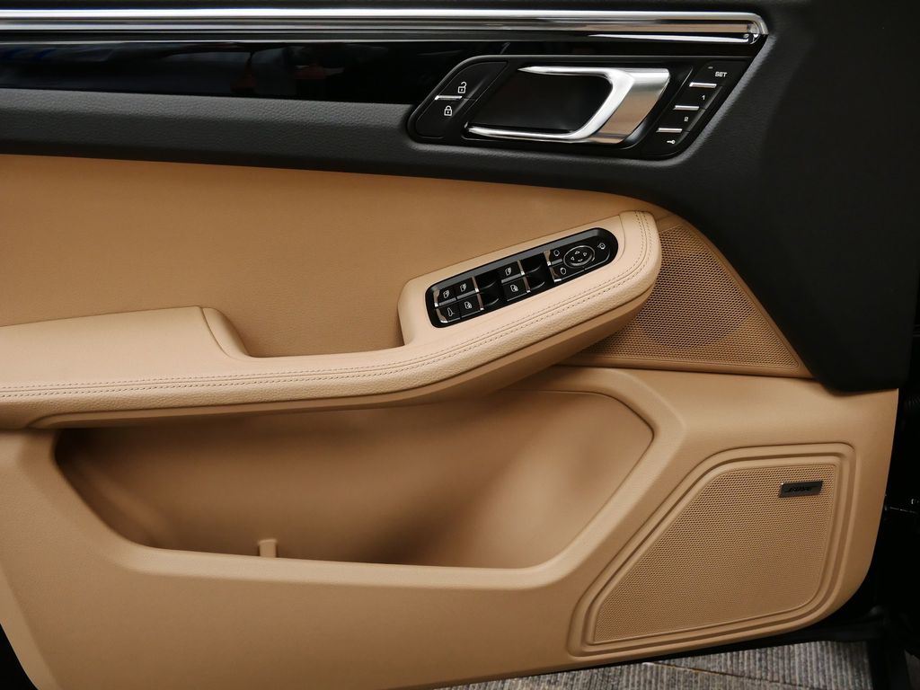 Thumbnail: 2026 Porsche Macan - 17