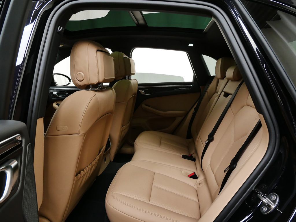 Thumbnail: 2026 Porsche Macan - 8