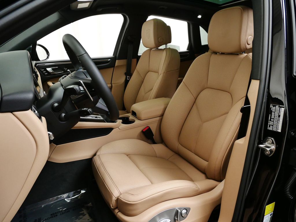 Thumbnail: 2026 Porsche Macan - 7