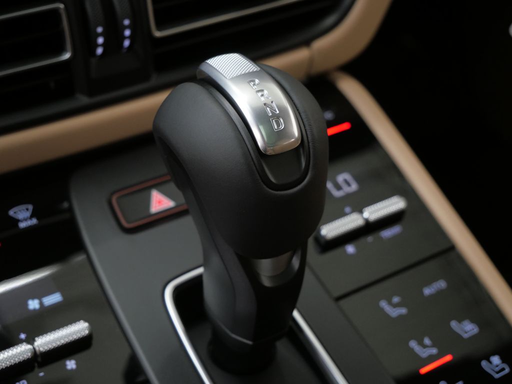 Thumbnail: 2026 Porsche Macan - 10