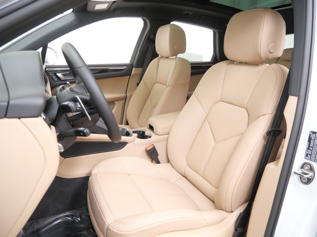 Thumbnail: 2026 Porsche Macan - 7